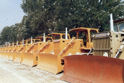 产品整装待发。自1984年对销售实行了承包责任制,调动了职工的积极性,增强了责任感,从而改变了过去等、靠、要的被动局面。