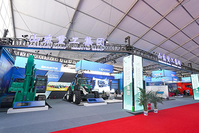 2023跨国公司与中国主题展在青岛国际会议中心海上大坝举办, 山推股份携EE225电挖、SRD13-C6U无人驾驶压路机和纯电装载机随团参展。